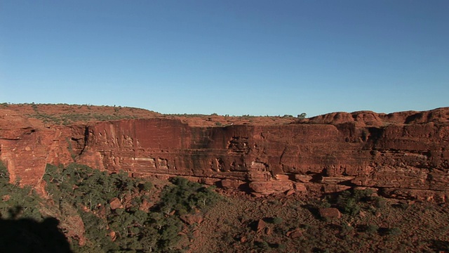 在澳大利亚北领地国王峡谷的岩层上的WS ZO徒步旅行者视频素材