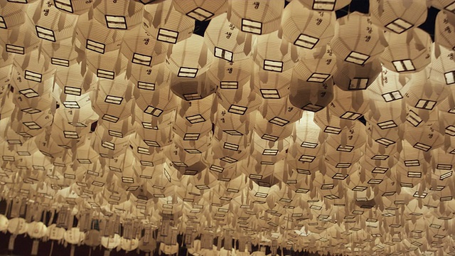 在韩国首尔的若尔盖寺，成排的白色纸灯笼上写着祷文，佛陀的生日视频下载