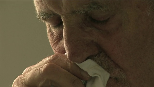 西班牙毕尔巴鄂，一位老人在哭泣视频素材