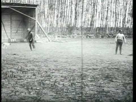 1915蒙太奇B/W MS俄罗斯士兵在军用飞机起飞前旋转螺旋桨/ WS飞机从机场起飞/俄罗斯视频下载