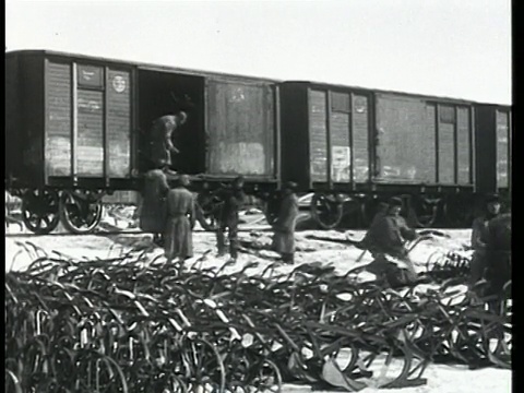 1925年，蒙太奇公司工人将犁从货运列车上卸下，以便通过俄罗斯农村调度视频素材