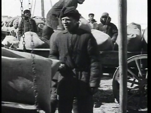1925年蒙太奇B/W男子称重种子装上车运输/俄罗斯视频素材