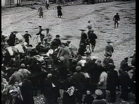 1918年，俄罗斯内战期间，布尔什维克激进分子在街道上向周围汽车的人们投掷宣传传单视频下载
