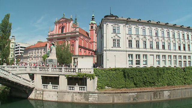斯洛文尼亚卢布尔雅那，卢布尔雅那河上的三桥，背景为圣方济会报喜教堂和法国普雷舍伦纪念碑视频下载