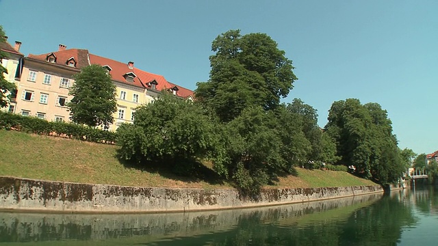 斯洛文尼亚，卢布尔雅那，卢布尔雅那河上的POV船，皮伯勒桥和旧城的背景视频素材