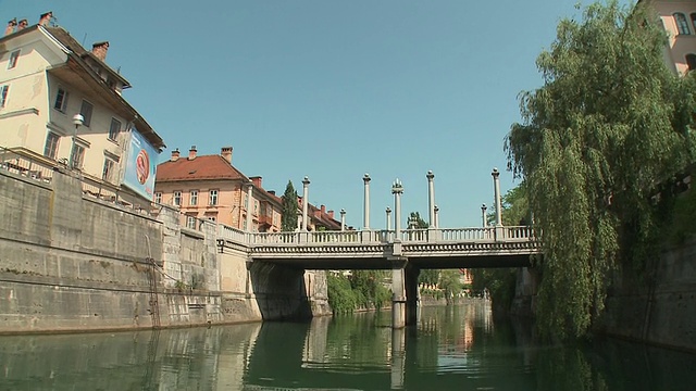 斯洛文尼亚卢布尔雅那，卢布尔雅那河上的POV船，从鞋匠桥下经过视频素材