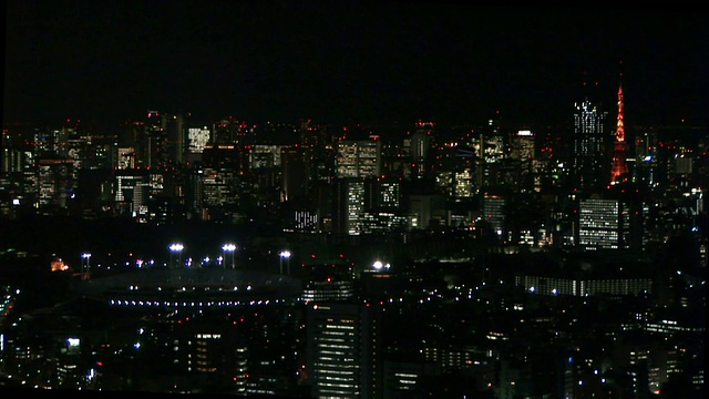 国家体育场和摩天大楼在夜间/东京的广角镜头视频素材
