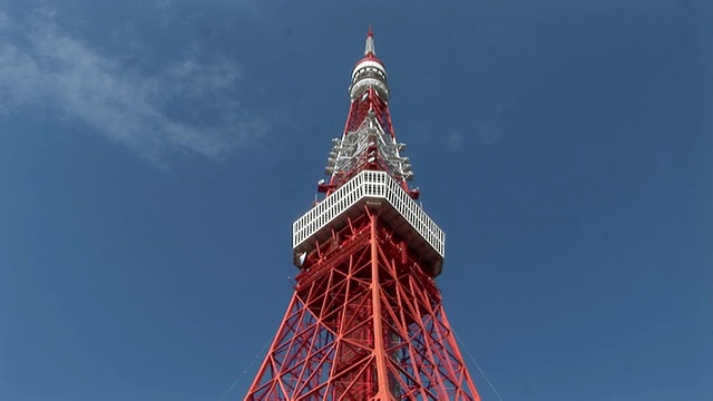 东京塔/东京塔顶部的低角度拍摄视频下载