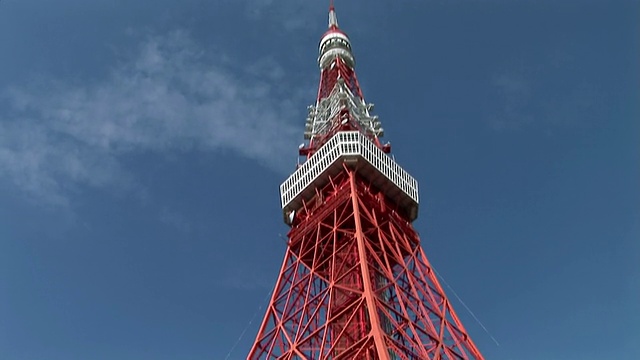 沿东京塔/东京的顶部低角度向上倾斜和向下倾斜视频下载