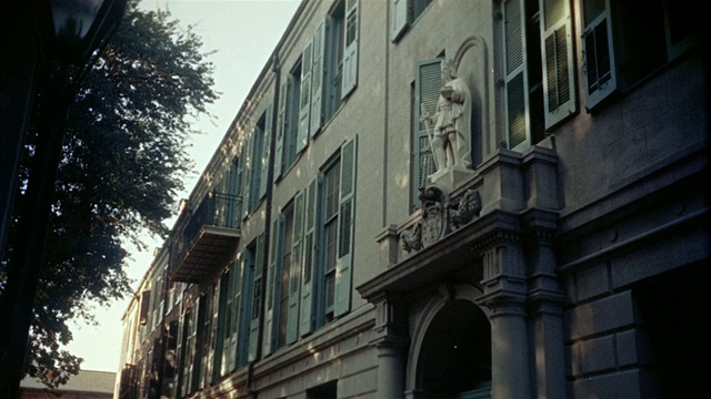 20世纪50年代，美国路易斯安那州新奥尔良市，入口上方有雕塑的MS LA建筑立面视频下载