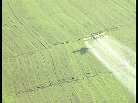 空中WS ZI作物喷粉机在以色列加利利的田野上工作视频下载
