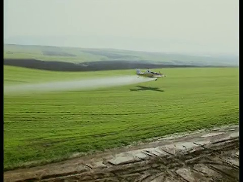 空中WS SIDE POV作物喷粉机在以色列加利利的田野上行动视频下载