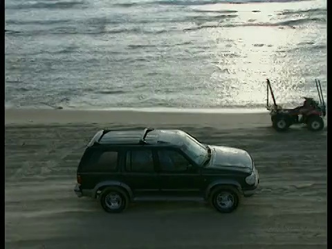 空中WS侧POV汽车沿着海滩疾驶，卡梅尔海岸，以色列视频下载