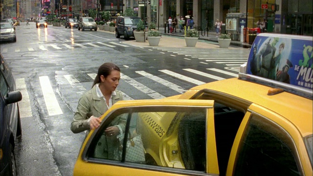 美国纽约，纽约市，女士在招呼出租车视频素材