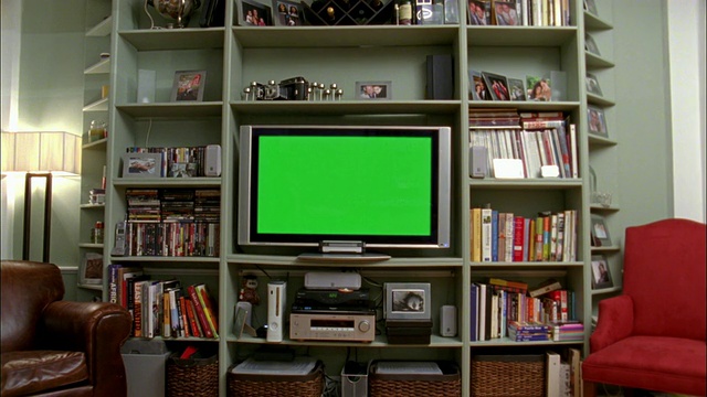 美国纽约，纽约市，房间书柜上的WS宽屏电视视频下载