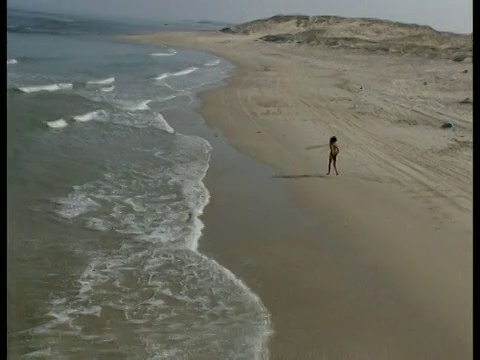 比基尼女子走在以色列卡梅尔海滩上视频下载