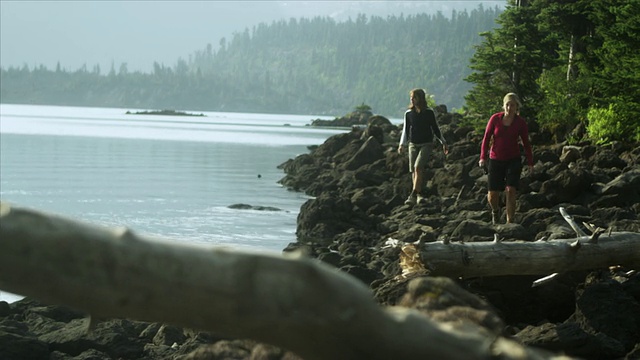 加拿大不列颠哥伦比亚省斯阔米什加里波第省公园，两名妇女沿着湖岸散步视频下载