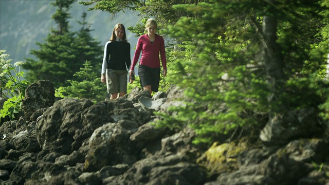两名妇女走过加里波第省公园，斯阔米什，加拿大不列颠哥伦比亚省视频下载