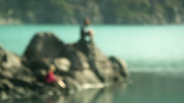 加拿大不列颠哥伦比亚省斯阔米什加里波第省公园，两名妇女坐在水边的巨石上视频下载