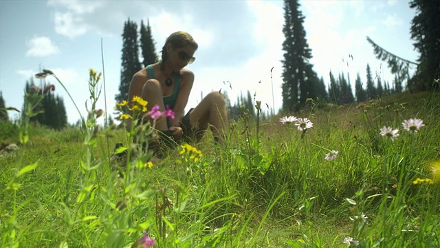 加拿大不列颠哥伦比亚省斯阔米什加里波第省公园，两名妇女在草地上散步或坐着视频下载