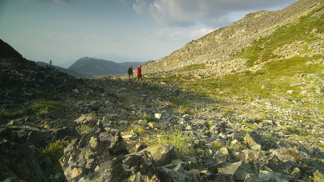 加拿大不列颠哥伦比亚省斯阔米什加里波第省公园，两名女徒步者正在山间景观中行走视频下载