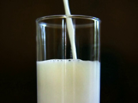 PAL:装满牛奶的玻璃视频素材