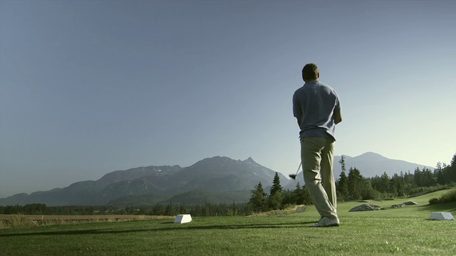 WS PAN SLO MO Man挥杆高尔夫球杆/ Squamish，加拿大不列颠哥伦比亚省。视频下载