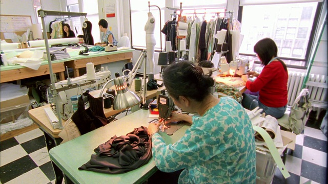 ZO ZI女士在美国纽约时装设计师工作室工作视频下载
