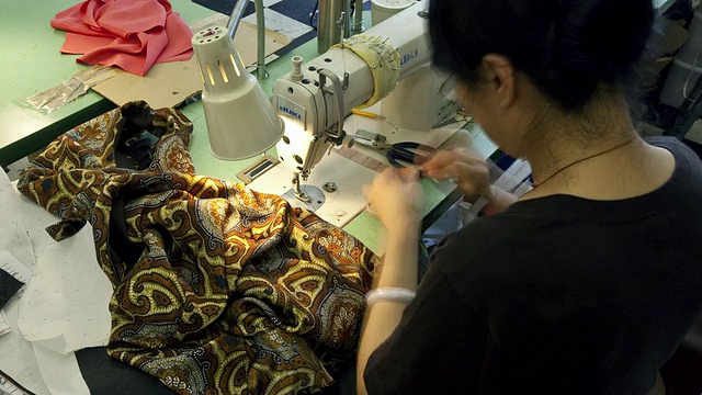 MS T/L成熟妇女在缝纫机上缝制服装/美国纽约纽约市视频下载