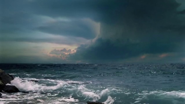 视频的背景。超级单体雷暴，伴有多次闪电的海上风暴。视频购买