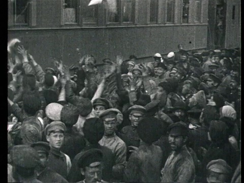 1925年，列夫·托洛茨基在火车车厢向人群发表讲话视频下载