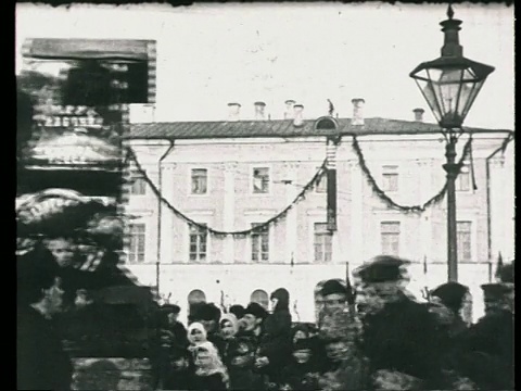 1919年五一节庆祝活动和游行花车在城市街道上/莫斯科，俄罗斯视频素材