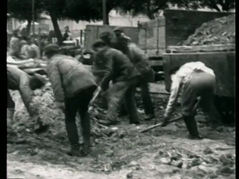 1923年蒙太奇B/W建筑工人在全联盟农业展览综合建筑工地工作/莫斯科，俄罗斯视频素材