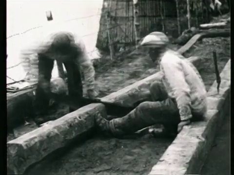 1923蒙tage B/W WS人们走在全联盟农业展览会建筑工地附近的海滨/ MS人修理斧头/ CU人锯木梁/ WS两个人锯木梁/俄罗斯莫斯科视频素材