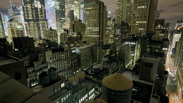 WS T/L TU鸟瞰图纽约市中心的屋顶在日落/纽约，纽约，美国视频素材