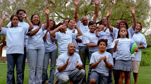 在亚利桑那州的梅萨，家人穿着纪念t恤在院子里欢呼视频下载