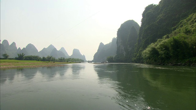 在桂林，广西壮族自治区，中国，WS POV漓江与剪影山在远处视频素材