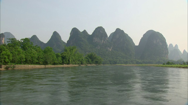 中国广西壮族自治区桂林漓江畔的WS POV山脉视频素材