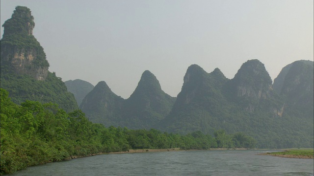 中国广西壮族自治区桂林漓江畔的WS POV山脉视频素材
