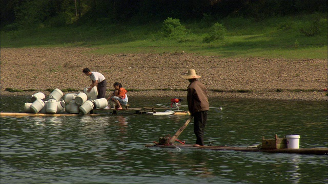 中国广西壮族自治区桂林漓江上乘木筏旅行的人们视频素材