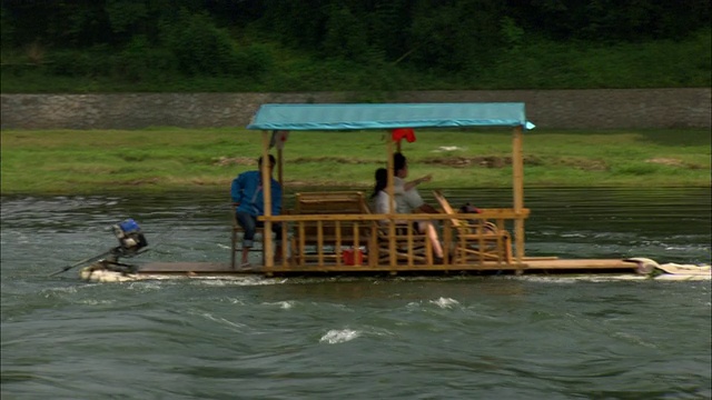 中国广西壮族自治区桂林漓江上的WS侧POV木制游船视频素材