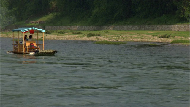 中国广西壮族自治区桂林漓江上的WS POV木制游船视频素材