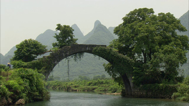 中国广西壮族自治区桂林市穿过小河的WS石拱桥视频下载