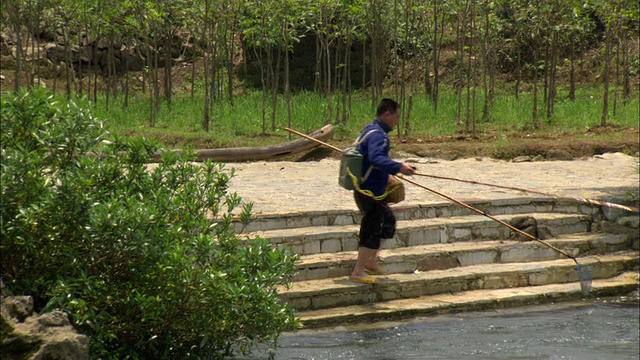 中国广西壮族自治区桂林，一名男子在河边钓鱼视频下载