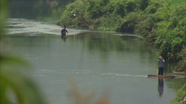 在中国广西壮族自治区桂林，WS SELECTIVE FOCUS男人在河里钓鱼视频下载