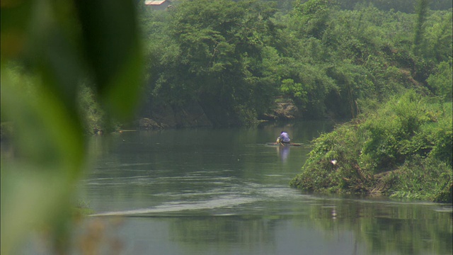 WS SELECTIVE FOCUS Man on wooden raft fishing in river, Guangxi壮族自治区桂林，中国视频下载