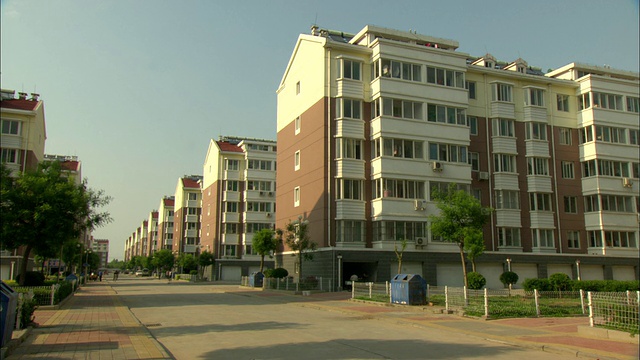 中国山东德州，住宅小区相同的公寓楼视频下载