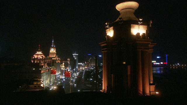 上海海关大厦钟楼的夜空和天际线，中国上海视频下载