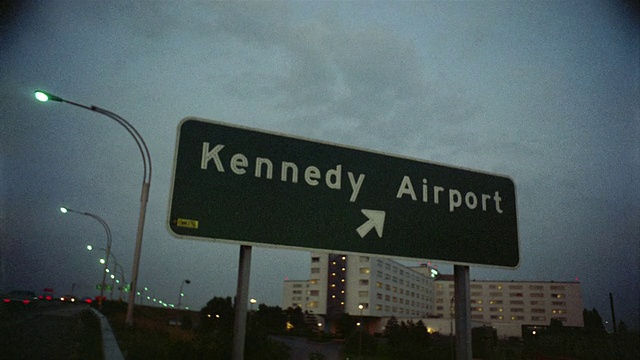1969年，美国纽约，肯尼迪机场的WS洛杉矶公路标志，飞机从头顶飞过视频下载