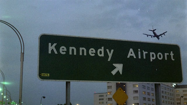 1969年，美国纽约，肯尼迪机场黄昏，飞机从头顶飞过视频下载